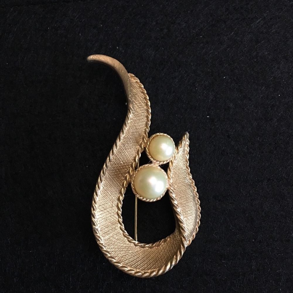 NOS Awesome 1964 SYMPHONY Coventry Textured Goldtone Matte faux Pearl Brooch Pin